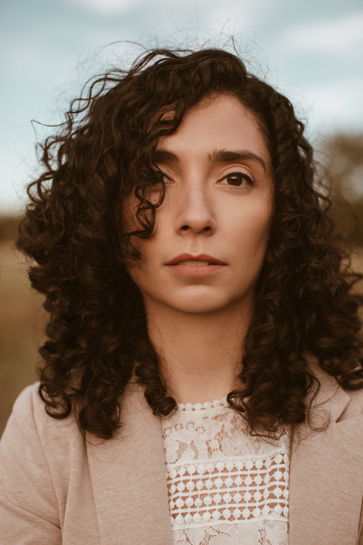 Primer plano de Lara Sofía al aire libre